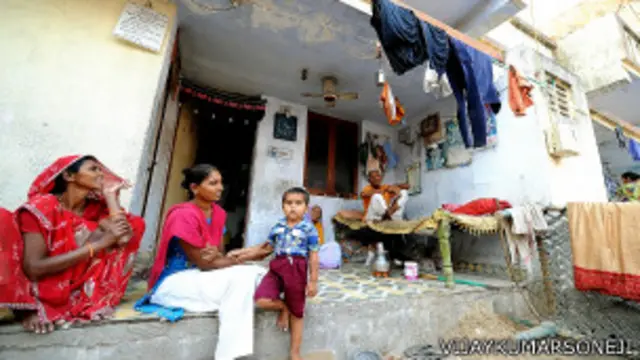 चौहान के बनाए सस्ते घरों में रहते हैं गरीब मुस्लिम लोग.