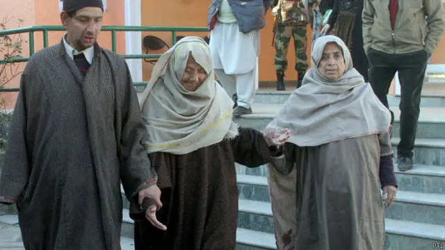 مقامی پہاڑی انڈین فوجیوں کے لیے پورٹر کا کام کرتے ہیں