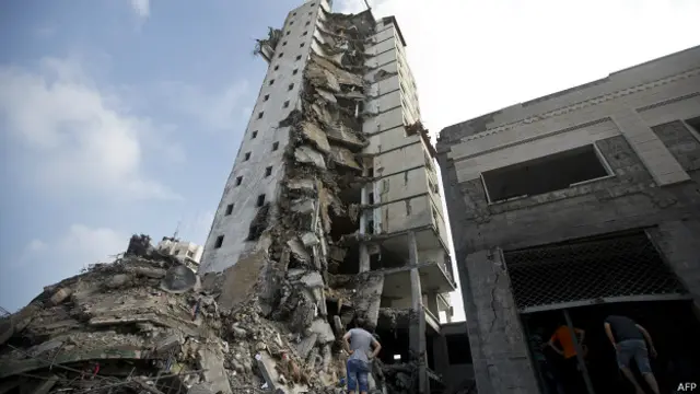 Pasukan Israel menyerang Jalur Gaza pada Juli 2014 sehingga menewaskan 2.000 orang Palestina.