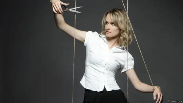 Mujer cortando cuerdas