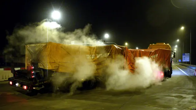 Rombongan truk yang membawa puing-puing MH17 ketika sedang melintasi perbatasan Polandia-Ukraina. 