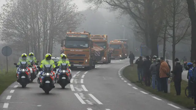 Warga menonton truk pembawa MH17