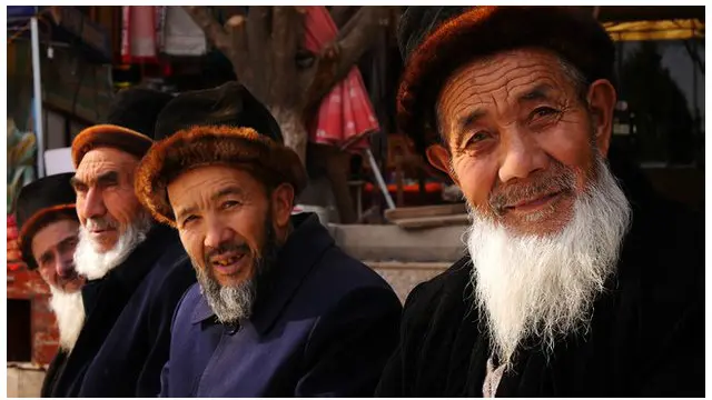 حدود ۴۵% از جمعیت سینکیانگ را مسلمانان اویغور تشکیل میدهند که در میان آنان، حرکتهای جداییطلبانه نیز وجود دارد