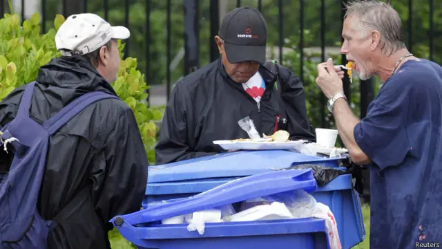 Бездомные едят на мусорном контейнере во Флориде