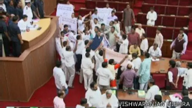 चिट फण्ड घोटाले पर चर्चा की मांग पर विधान सभा के अंदर विरोधी दलों द्वारा प्रदर्शन