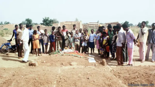 La tombe de Thomas Sankara, en 1987, peu de temps après sa mort