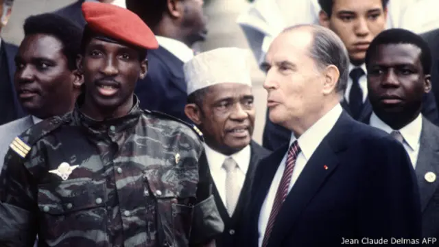 En 1986, Thomas Sankara avait rencontré le président français François Mitterrand. Une rencontre qui a inspiré une pièce de théâtre à la petite soeur du défunt président burkinabè, Odile, intitulée: Mitterrand et Sankara
