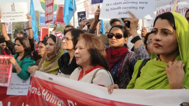 مظاہرین نے قوم پرستوں کی لاشیں ملنے کے سلسلے پر شدید تشویش کا اظہار کیا