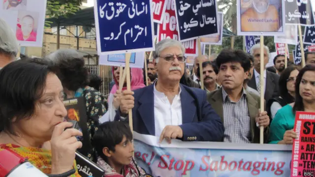 مظاہرین میں مشہور شاعر فہمیدہ ریاض بھی شامل تھیں