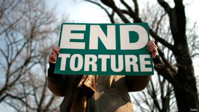 ریپبلکن سینیٹر جان میک کین نے موقف پیش کیا ہے کہ ٹارچر کے ذریعے ’مشکل ہی سے مصدقہ معلومات حاصل ہوتی ہیں، اور یہ کہ اسامہ بن لادن کو ڈھونڈنے میں بھی سب سے اہم معلومات تفتیش کے روایتی طریقوں سے حاصل ہوئیں۔‘