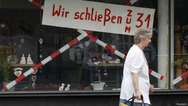 Немка проходит мимо магазина