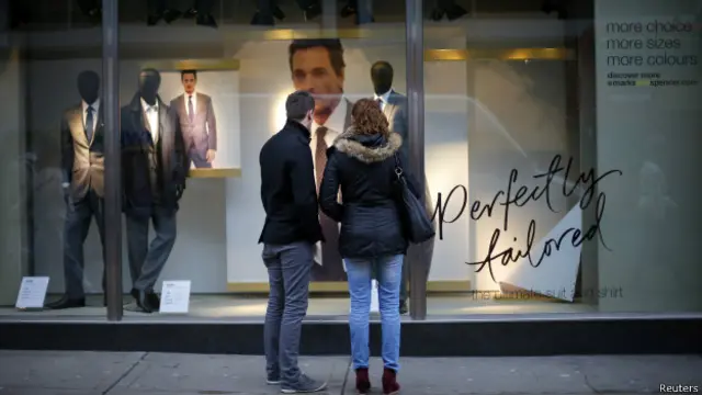 Clientes diante de loja em Londres | Foto: Reuters