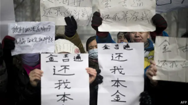 تظاهرات در برابر دادگاه - رشد سریع اقتصادی و کندی اصلاحات سیاسی مشکلات مهمی را در پی داشته است