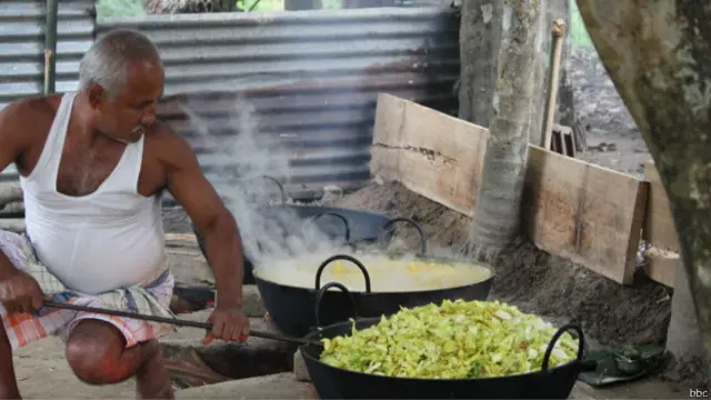 लड़की को चौथे दिन नहला कर खाना दिया जाता है. तीन दिन तक उसे फल और कच्चा दूध दिया जाता है.