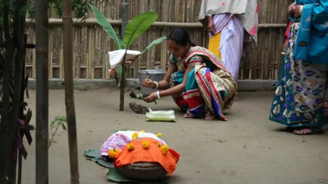 लड़की की मामी केले के पौधे की पूजा करती है जिसे दुल्हा समझा जाता है. साथ ही लड़की के लिए गहने और कपड़े लेकर आती है.
