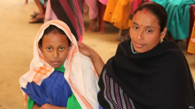 लड़की को नहला कर पूजा के स्थान पर लाया जाता है.