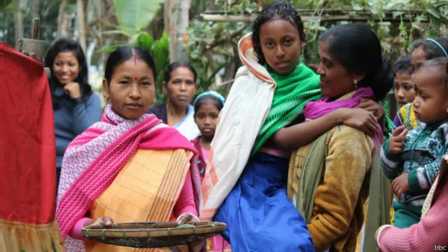 लड़की की मामी उसे तीसरे दिन नहलाती है.