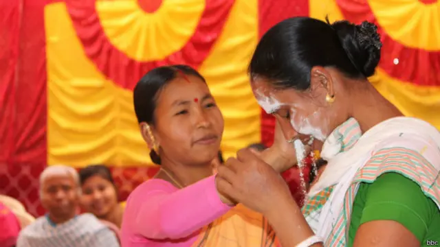 पूजा के बाद चावल के आटे से होली खेली जाती है.