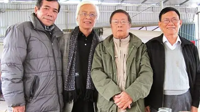 Giáo sư Chu Hảo (thứ hai từ trái sang) nghĩ rằng vì ông mà có 'đuôi' (Giáo sư Huệ Chi là người đầu tiên từ phải sang)