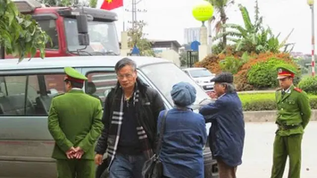 Tiến sỹ Nguyễn Quang A sau khi tranh luận với các công an gây khó dễ