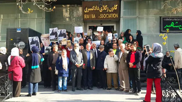 تجمع مقابل کانون وکلای دادگستری - عکس از فیسبوک محمد نوریزاد