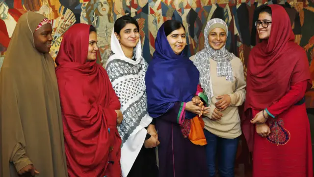 نوبیل امن انعام کی تقریب میں شرکت کے لیے ملالہ نے اپنی دو ساتھی طالبات کائنات اور شازیہ اور پاکستان کے صوبہ سندھ میں ریپ کا شکار ہونے والی کائنات سومرو کے علاوہ نائجیریا اور شام کی دو لڑکیوں کو بھی مدعو کیا۔