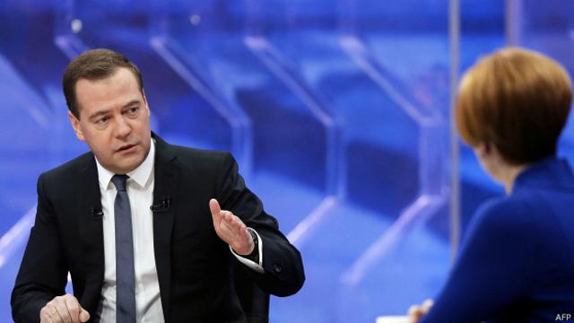 Премьер-министр России Дмитрий Медведев дает интервью российским телеканалам