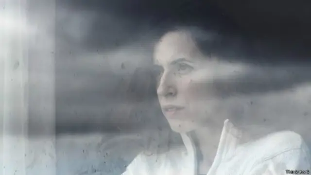 Mujer mirando por la ventana