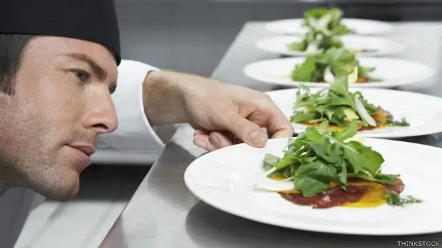 Chef muy concentrado arreglando un plato