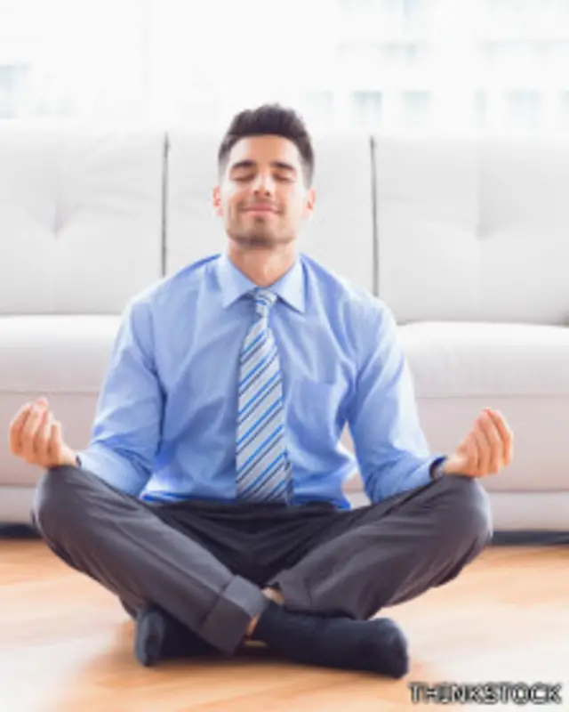 Ejecutivo en posición de yoga