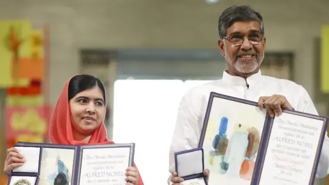 پاکستانی طالبہ اور لڑکیوں کی تعلیم کے لیے سرگرم کارکن ملالہ یوسفزئی نے بھارتی سماجی کارکن کیلاش ستیارتھی کو امن کا نوبیل انعام دیا گیا ہے۔