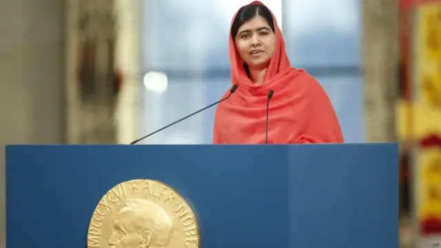 ایوارڈ وصول کرنے کے بعد اپنے خطاب میں ملالہ یوسفزئی نے کہا کہ وہ اپنے والد کی شکرگزار ہیں کہ انھوں نے ان کے ’پر نہیں کُترے اور پرواز کی آزادی دی۔‘