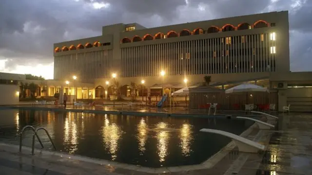 د لیبیا ولسي جرګه په یوه شانداره هوټل کې غونډې کوي.