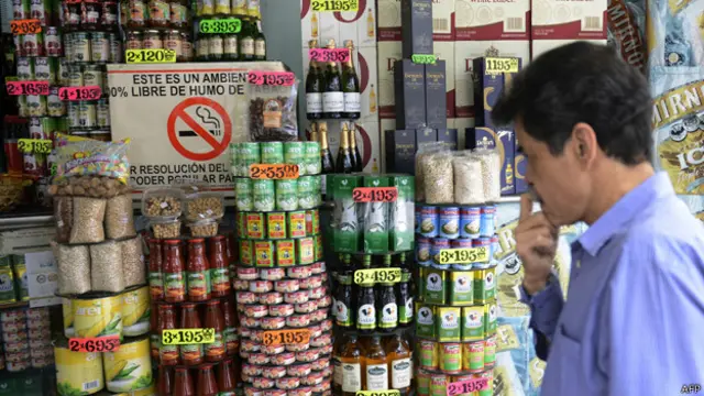 Hombre en un atienda en Venezuela