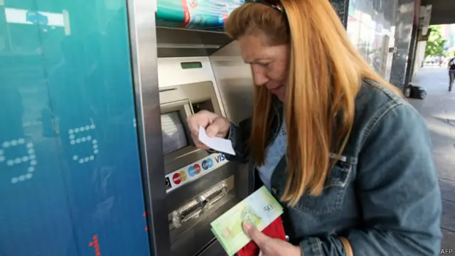 Venezolana en el cajero