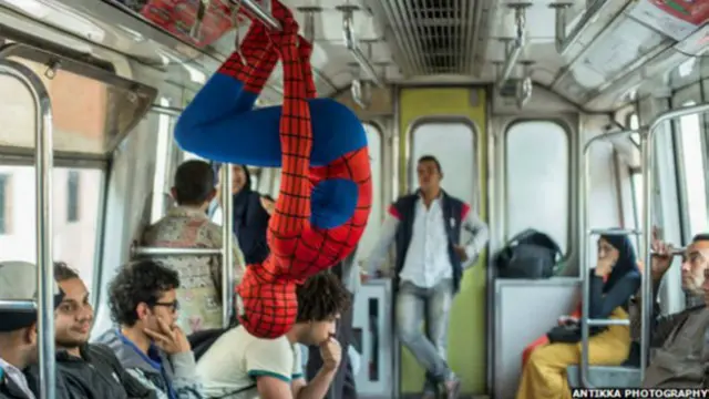 مصر کے مردوں کا کہنا ہے لوگ سٹرکوں پر سپائیڈر مین کا لباس پہنے شخص کو دیکھ کر بہت خوش تھے