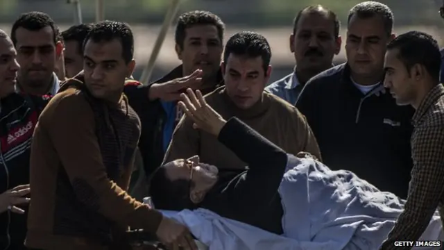 مبارك على سرير متحرك