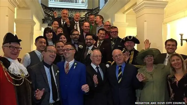 市政府说,举行这样的结婚仪式没有法律约束力,但是仪式本身为这些伴侣提供了一次机会,让他们共享这一幸福时刻。