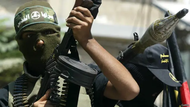 Джихадист в маске с автоматом