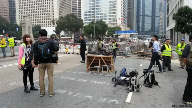 在干诺道中距离法院执达主任执行金钟禁制令还有一小时,警车和媒体工作者纷纷就位,示威者则已撤到较后位置。