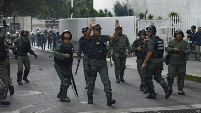 Fuerzas de seguridad venezolanas durante protestas de febrero 2014
