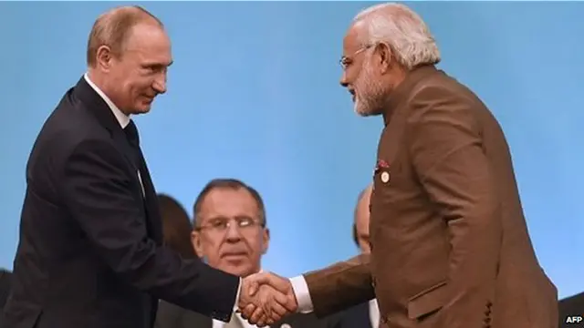 Tổng thống Nga Vladimir Putin bắt tay Thủ tướng Ấn Độ Narendra Modi tại Hội nghị thượng đỉnh BRICS ở Brazil