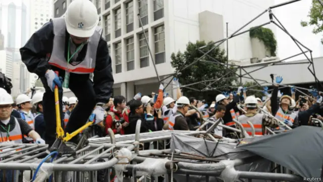 ٹیلی وژن فوٹیج میں دیکھا جا سکتا ہے کہ پولیس فرسٹ ایڈ اور طلبہ کے پڑھنے کے لیے لگائے گئے خیمے گرا رہی ہے