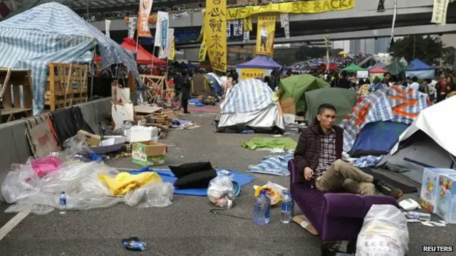 En la mañana del jueves todavía quedaban pequeños grupos de manifestantes.