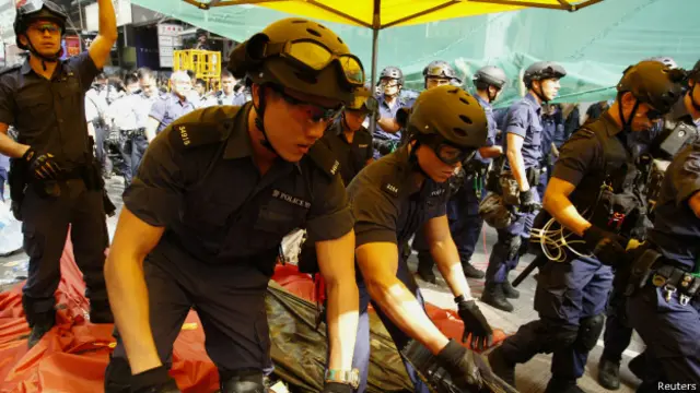 Баррикады начали разбирать в четверг утром