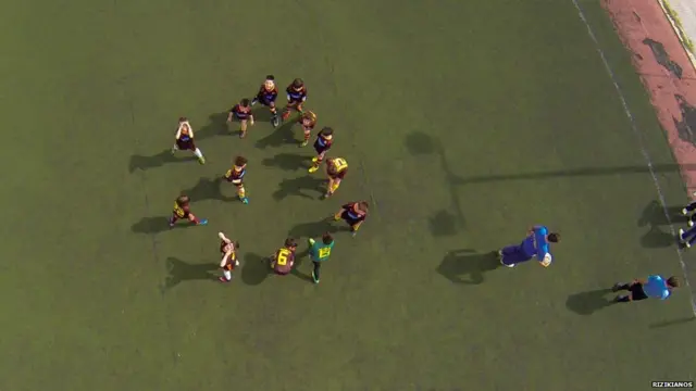 Дети, играющие в футбол в Афинах