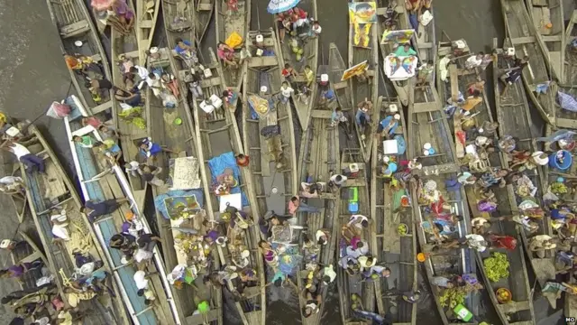 Группа уличных торговцев в Икитос в Перу.