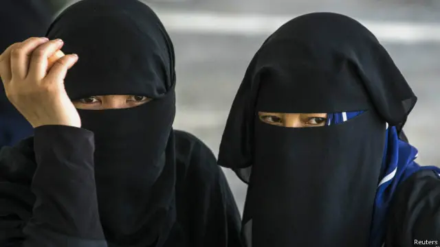 Việc phụ nữ Uighur dùng khăn che mặt đang ngày càng trở nên phổ biến ở Urumqi