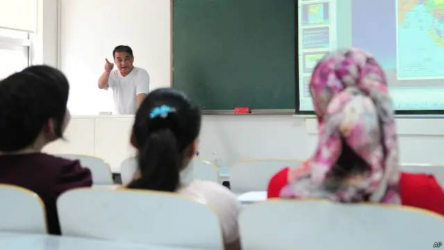 تشن السلطات حملة على ما تصفه بعلامات التطرف الديني ومن بينها الحجاب واللحية.