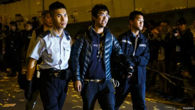 警方已开始拘捕示威者。